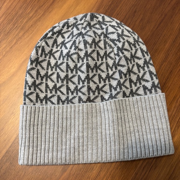 Michael Kors monogram beanie - Picture 1 of 4